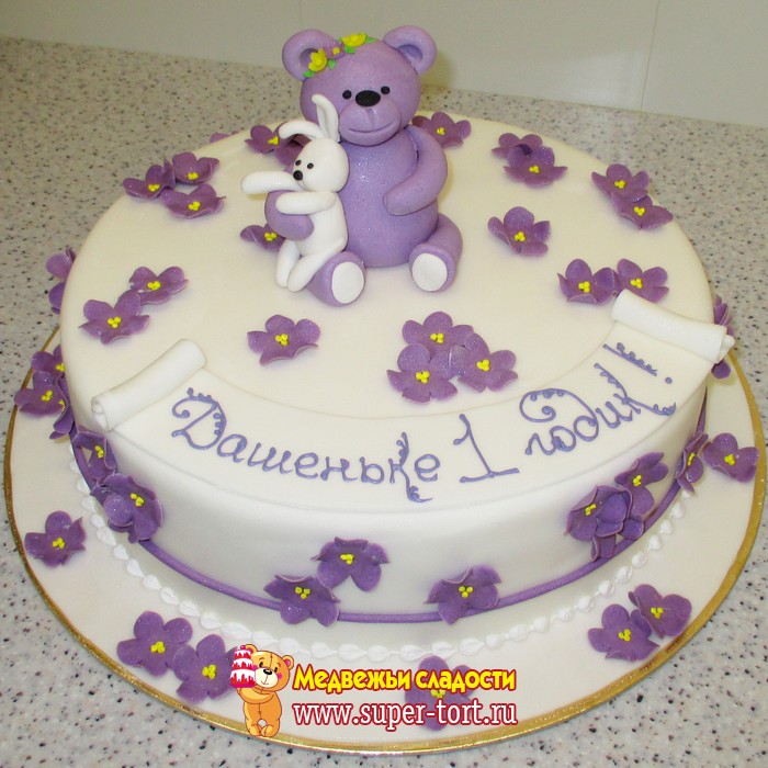 Детский торт бело-сиреневый мишка обнимает зайку, торт на день рождения